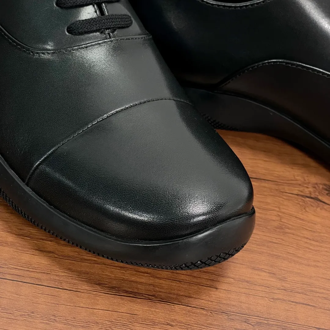 💰720 Code: YS003342 Prada/Prada men's new leather sneakers. This sneaker is made of imported calf leather, with a two-jointed Oxford shoe upper design, inspired by classic aesthetic concepts. Equipped with 3.5cm iconic red label lightweight elastic rubber soles, fabric and cowhide mixed lining, and silk-printed logo cowhide foot pads. The style is versatile and durable, comfortable and breathable, and comes with a full set of original packaging dust bags! Code number: 39-40-41-42-43-44 standard leather shoe code (45 can be customized but returns and exchanges are not supported) Item number: 4E0770 black
